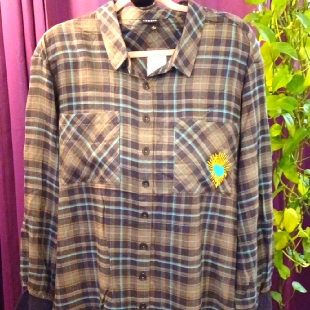 Torrid 3x dropped Shoulder,Grey with turquoise plaid button front.